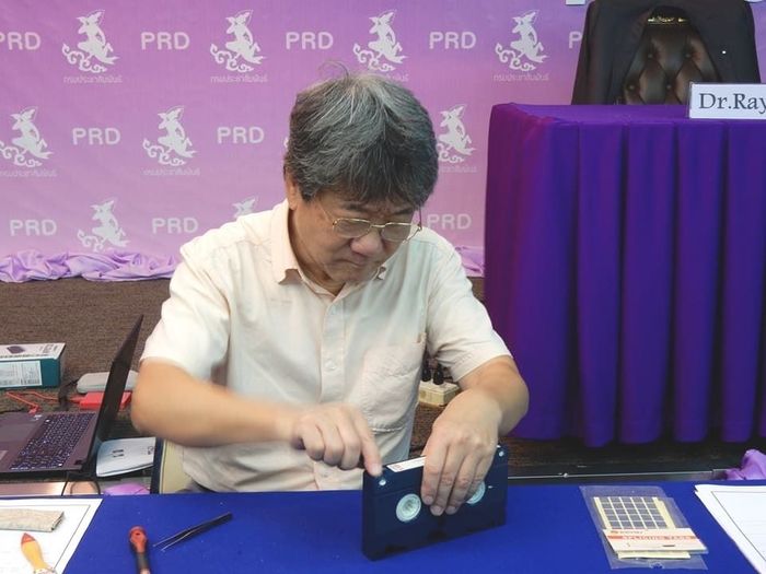南藝大教授井迎瑞示範將錄影帶保存作業流程。圖／擷取曾吉賢臉書