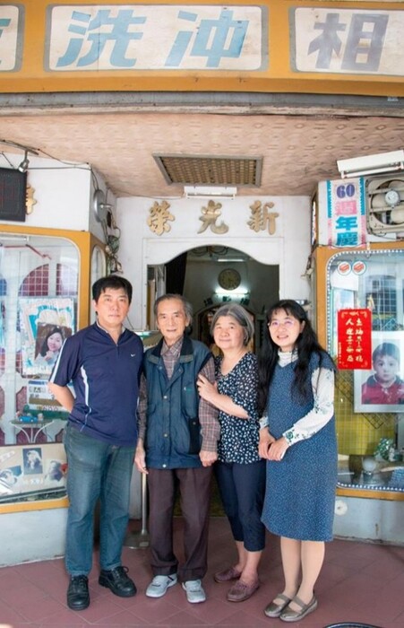 台南市南門路上有家「新光榮照相館」，這家相館從外觀到裡面的陳設都維持在70年代時的樣貌，老闆是方榮靈先生、85歲，照相經驗60年。（南藝大提供）