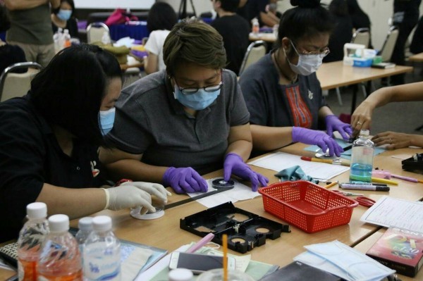 台南藝術大學團隊助理教授吳永毅、曾吉賢示範修復VHS錄影帶，觀摩學員皆是在泰國負責相關檔案保存工作。（圖南藝大提供）