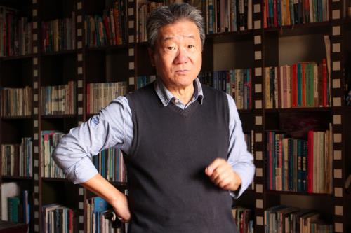 在前國家電影資料館館長井迎瑞（圖）曉以大義下，金 門紀錄片導演董振良打消了燒毀自己有關金門的影像創 作。井迎瑞說，這些物件是金門歷史和變遷的重要檔案 ，是珍貴的文化遺產。 中央社記者黃慧敏攝 106年4月7日