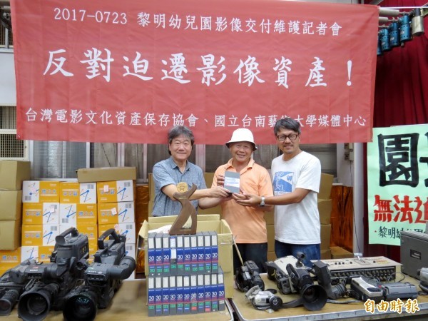 台灣電影文化資產保存協會發起人井迎瑞、黎明幼兒園園長林金連、台南藝術大學媒體中心主任曾吉賢（由左至右）要共同保存林金連拍攝的文化影像。（記者張菁雅攝）