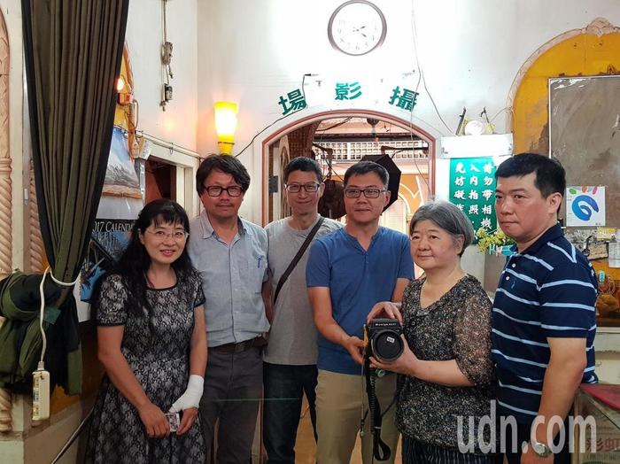 台南市南門路上的新光榮相館老闆娘方太太（右二）與長子方祥秀（右）今天把館內的設備捐贈給南藝大。記者修瑞瑩／攝影