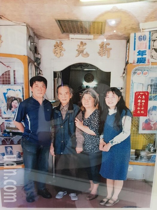 台南市南門路上的新光榮相館老闆方榮靈（左二）生前在相館前留影。記者修瑞瑩／攝影